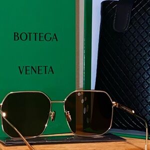 NEW BOTTEGA VENETA
SUNGLASSES
COMES WITH PROTECTIVE POUCH & CLEANING CLOTH